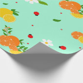 Zitrus- und Marienkäfer-Botanikmuster mit Blumen Geschenkpapier (Ecke)