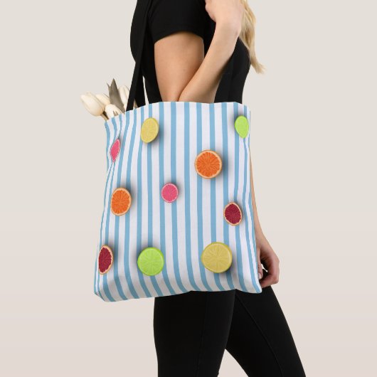 Zitrusfrüchte auf Baby Blue Stripes Muster Tasche (Von Nahem)