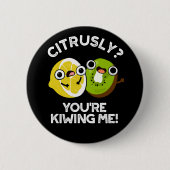 Zitrusfrüchtige Kiwiing Me Funny Fruit Pun Dark BG Button (Vorderseite)