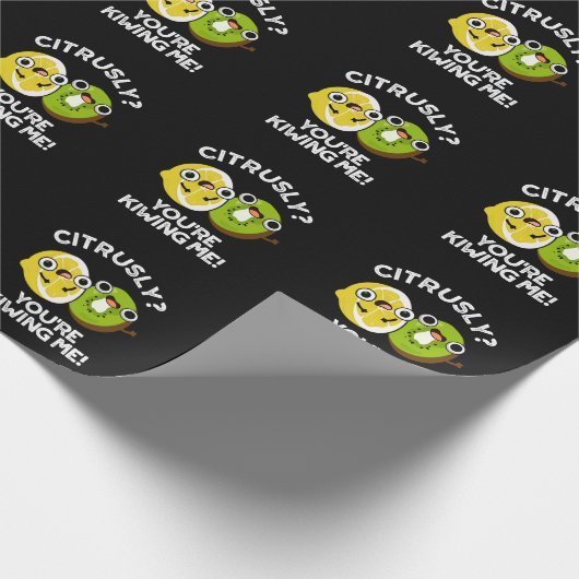 Zitrusfrüchtige Kiwiing Me Funny Fruit Pun Dark BG Geschenkpapier (Ecke)