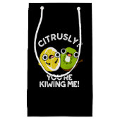 Zitrusfrüchtige Kiwiing Me Funny Fruit Pun Dark BG Kleine Geschenktüte (Vorderseite)