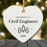 Ziviler Ingenieur New Job First Christmas Ornament<br><div class="desc">Erste Weihnachten als ziviler Ingenieur Herzschmuck für einen neuen Job. Elegante Porzellan Keramik Urlaubsornamente in Weiß mit schwarzer Schrift. Mit Weihnachtsbäumen und Sternen.</div>