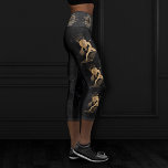 Zodiac Goddess | Cosmic Gold Aries Astrologie Capri Leggings<br><div class="desc">Was ist dein Zeichen? Der magische Höhepunkt von goldenem Sternenstaub, astrologischen Konstellationen und der heiligen Schönheit der femininen Form auf einem dunklen samtigen Hintergrund, der die goldene Silhouette und das stardust Design betont Pop. Perfekt für jeden, der in eine neue Zeitalter Mystik und Astrologie. Um Produkte oder Farben zu koordinieren,...</div>