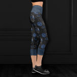 Zodiac Magic | Dark Navy Blue Gothull Rose Capri Leggings<br><div class="desc">Einzigartig tragbare Kunst! Eine raffinierte Palette an abstrakten, gemischten Texturen verleiht dem Ganzen den perfekten Pop für Ihren persönlichen Stil. Auch übertragbar auf Schul-/Büroartikel, Party-Accessoires oder Dekoration für eine bequeme Selbstbedienung der Zuhause! Für andere Produkte oder Farben besuchen Sie den JustFharryn Store @ Zazzle oder kontaktieren Sie den Designer c/o...</div>