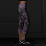 Zodiac Magic | Dunkle Lila Pflaumengotik Rose Capri Leggings<br><div class="desc">Einzigartig tragbare Kunst! Eine raffinierte Palette an abstrakten, gemischten Texturen verleiht dem Ganzen den perfekten Pop für Ihren persönlichen Stil. Auch übertragbar auf Schul-/Büroartikel, Party-Accessoires oder Dekoration für eine bequeme Selbstbedienung der Zuhause! Für andere Produkte oder Farben besuchen Sie den JustFharryn Store @ Zazzle oder kontaktieren Sie den Designer c/o...</div>