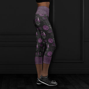 Zodiac Magic Dunkle Lila Pflaumengotik Rose Capri Leggings