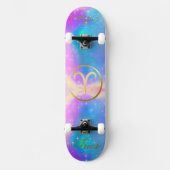 Zodiac Sign Aries Gold auf farbenprächtigem Hinter Skateboard (Vorderseite)