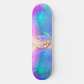 Zodiac Sign Cancer Gold im farbenfrohen Hintergrun Skateboard (Vorderseite)