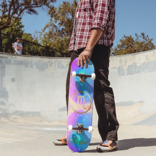 Zodiac Sign Scorpio Gold auf farbenprächtigem Hint Skateboard (Außenbereich2)