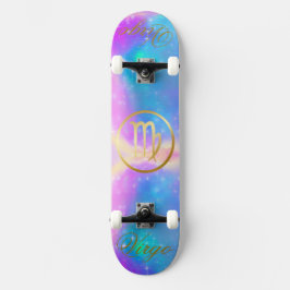 Zodiac Sign Virgo Gold im farbenfrohen Hintergrund Skateboard