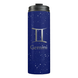 Zodiac-Symbol für Zwillinge auf tiefem Nachtblau Thermosbecher