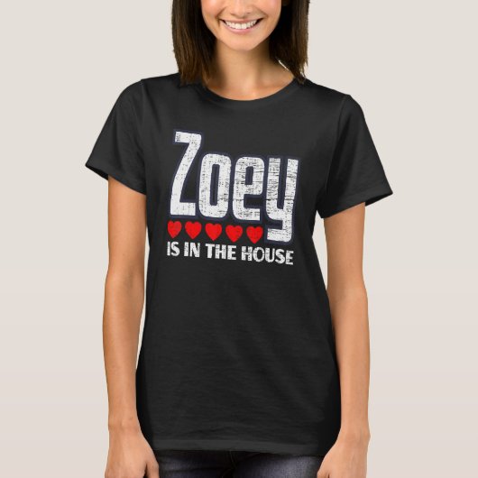 Zoey ist im House Retro Hearts First Name Liebe T-Shirt (Vorderseite)