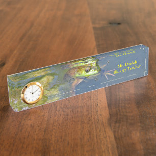 ZOLLBAR / "FROG PEERING OVE WASSER IN POND" NAMENSPLAKETTE
