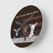 Zollziegen auf einem Holzzaun Runde Wanduhr (Winkel)