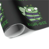 Zom-bee Funny Halloween Zombie Bee Pun Dark BG Geschenkpapier (Rolleneckpunkt)