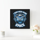 Zombie Astronaut braucht etwas Platz Quadratische Wanduhr (Zuhause)