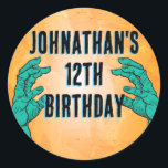 Zombie Birthday Halloween Kids Party Runder Aufkleber<br><div class="desc">ALLE ZOMBIE-JÄGER AUFFORDERN,  BEI DER FEIERBURTSTAGUNG ZU HELFEN</div>