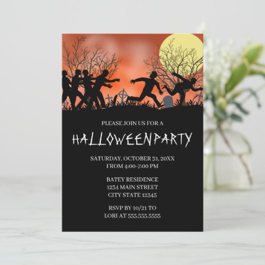 Zombie Chase Halloween-Party Einladung (Stehend Vorderseite)