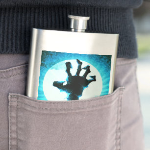 Zombie Hand in Mondlicht Flachmann
