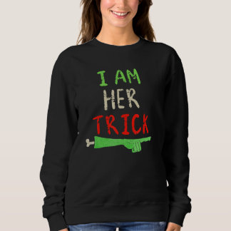 Zombie-Hand ist ihr Trick für ein Paar Halloween Sweatshirt
