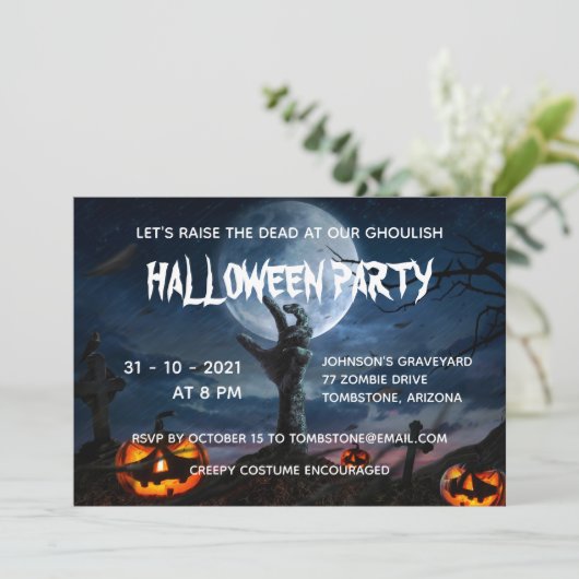 Zombie Hand Vollmond Creepy Halloween-Party Einladung (Stehend Vorderseite)