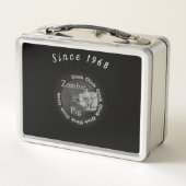 Zombie Pig Head Meats - Seit 1968 Schwarz & Weiß Metall Lunch Box (Rückseite)