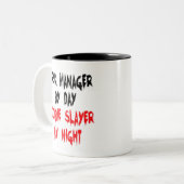 Zombie Slayer Risk Manager Zweifarbige Tasse (Vorderseite Links)