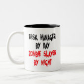 Zombie Slayer Risk Manager Zweifarbige Tasse (Links)