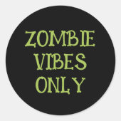 Zombie Vibes Only | Spooky Halloween Green & Black Runder Aufkleber (Vorderseite)