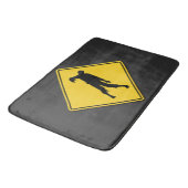 Zombie Warning Halloween Badematte (Schrägansicht)