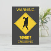 Zombie Warning Halloween Einladung (Stehend Vorderseite)