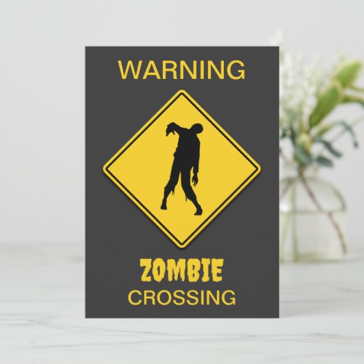 Zombie Warning Halloween Einladung (Stehend Vorderseite)