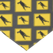 Zombie Warning Halloween Tischdecke (Schrägansicht)