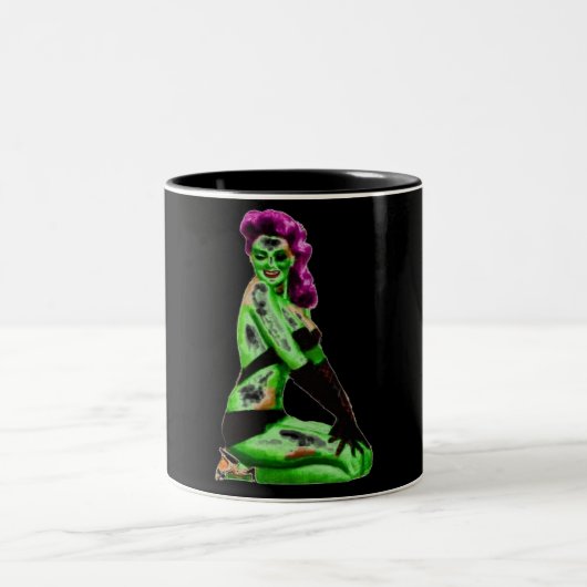 Zombiepinup-Tasse Zweifarbige Tasse (Mittel)