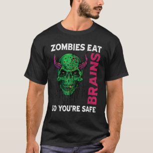 Zombies essen Gehirne, also sind Sie sicher sarkas T-Shirt