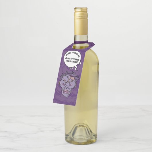 Zombies Funny Halloween Booze Survival Kit Lila Flaschenanhänger (Angewinkelt)