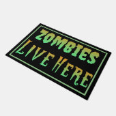 Zombies leben hier, wie Neon Halloween Fußmatte (Schrägansicht)