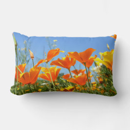 Zomers gevoel van wilde oranje bloemen. lendenkissen