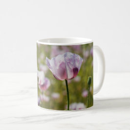 Zomers veld met  lila bloemen in bloei. kaffeetasse