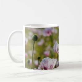 Zomers veld met  lila bloemen in bloei. kaffeetasse