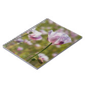 Zomers veld met  lila bloemen in bloei. notizblock (Linke Seite)