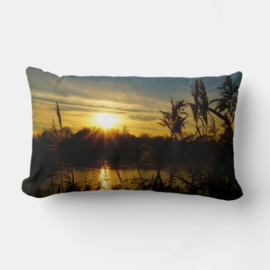 Zonsondergang bij een meertje met rietpluimen. lendenkissen (Vorderseite)