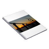 Zonsondergang met windmolen aan waterkant. notizblock (Rechte Seite)