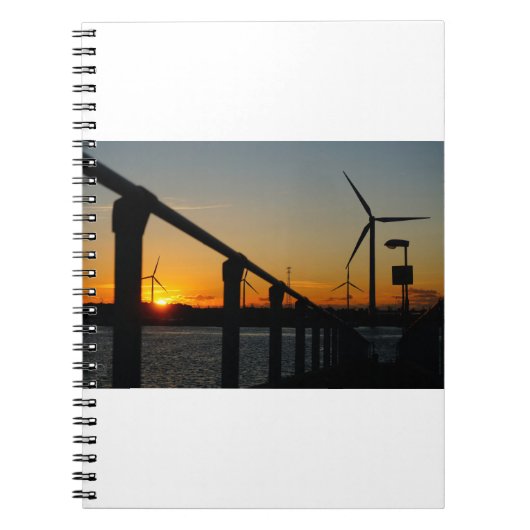 Zonsondergang met windmolen aan waterkant. notizblock (Vorderseite)