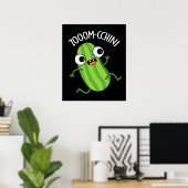 Zoom-cchini Funny Zucchini Pun Dark BG Poster (Heimbüro)