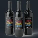 Zoom Hanukkah Party Love Light Latkes Funny Zitat Weinetikett<br><div class="desc">Veranstaltung einer ZOOM Hanukkah / Chanukah Party in diesem Jahr? Mit diesen individuellen Weinetiketten können Sie jeden in den Urlaubssgeist locken! Dieses liebliche Licht Latkes Black Hanukkah Funny Quote Design wird Ihre Familie Hanukkah Party persönlich aufhellen und vor allem, wenn es online ist! Bestellen Sie einen für jeden Teilnehmer. Dieses...</div>