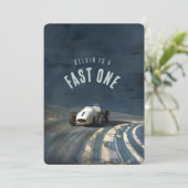 Zoomen in eins: Vintages Rennwagen zum Geburtstag Einladung (Stehend Vorderseite)