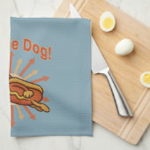Zoomie Dog Flying Hot Dog Cartoon - Fun Retro Geschirrtuch (Viertel Falte)