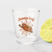 Zoomie Dog Flying Hot Dog Cartoon - Fun Retro Schnapsglas (Vorderseite)