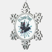 Zoomie Time Scottish Terrier Schneeflocken Zinn-Ornament (Rechts)